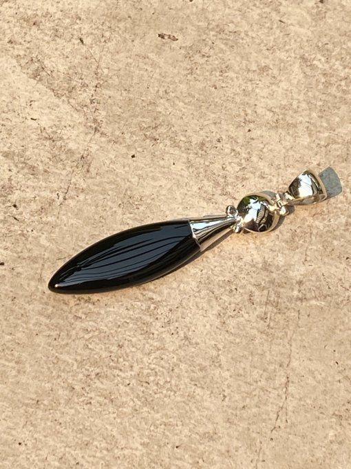 pendentif amande pierre noire